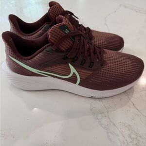 Nike men’s Maroon air zoom Pegasus 39 Running Shoes with Mint Swoosh